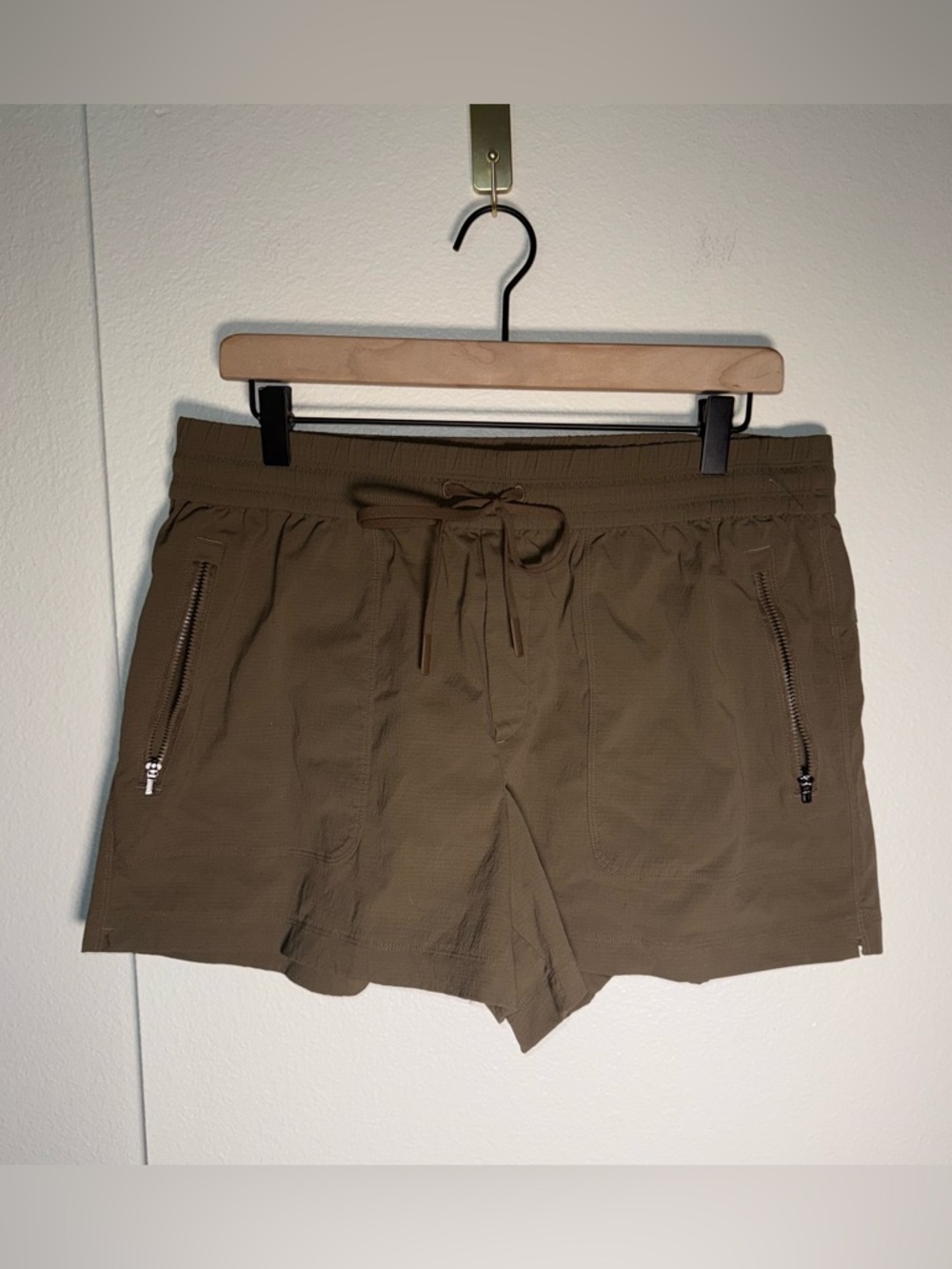 ATHLETA elastic waist lightweight zip up pockets drawstring athletic shorts L - Picture 2 of 5